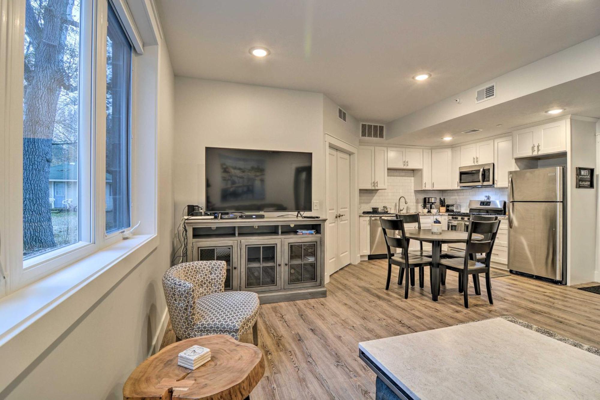 Modern Traverse City Condo About 1 Mi To Bay! 외부 사진