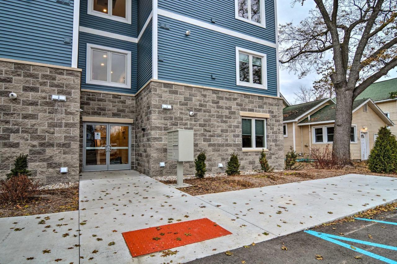 Modern Traverse City Condo About 1 Mi To Bay! 외부 사진