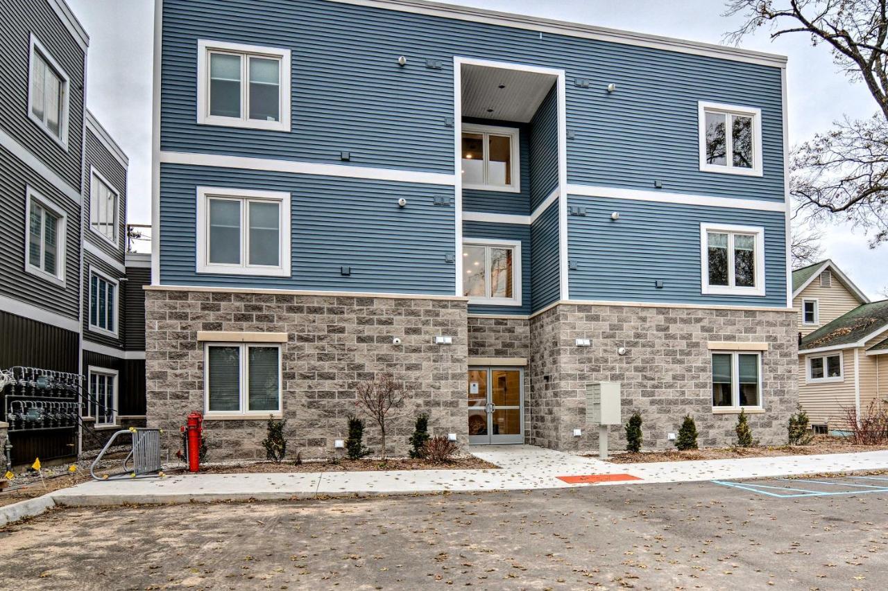 Modern Traverse City Condo About 1 Mi To Bay! 외부 사진